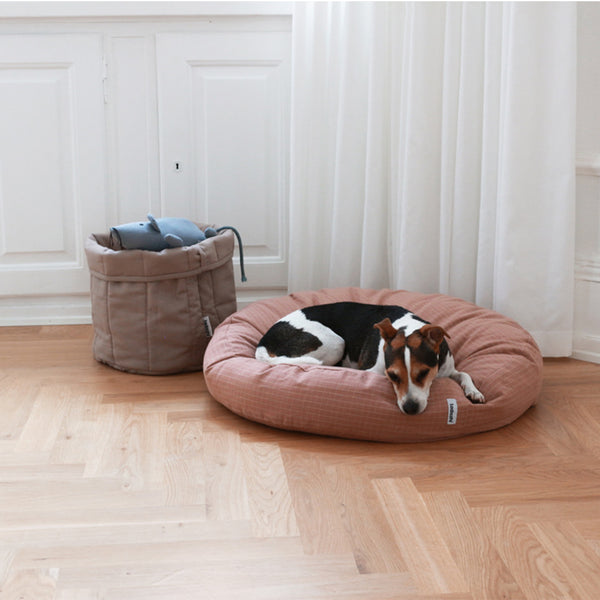 timeless storage basket with toys in it. Dog lying on Poespas dog bed.